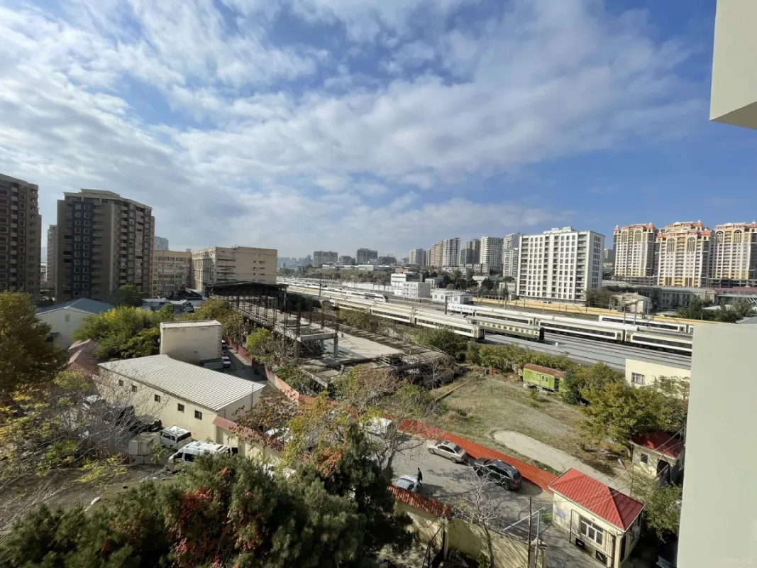 Satılır 4 otaqlı mənzil 175 m²