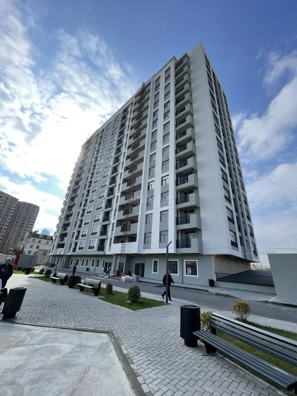 Satılır 4 otaqlı mənzil 175 m²