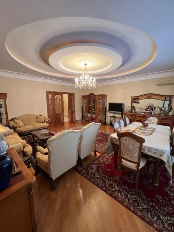 Satılır 3 otaqlı mənzil 167 m²