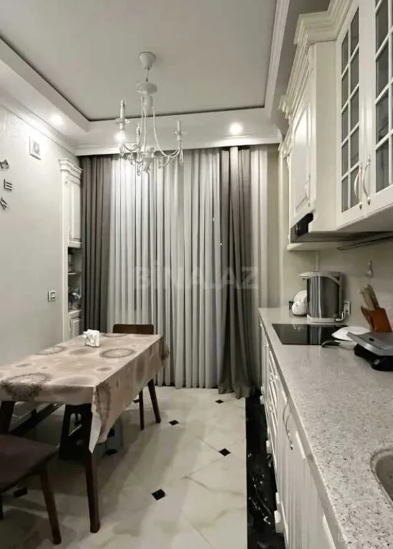 Satılır 4 otaqlı mənzil 130 m²