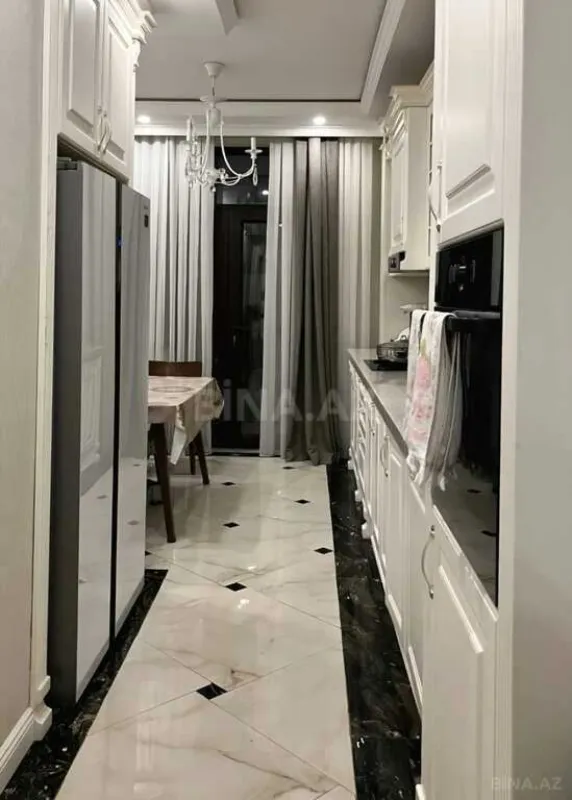 Satılır 4 otaqlı mənzil 130 m²