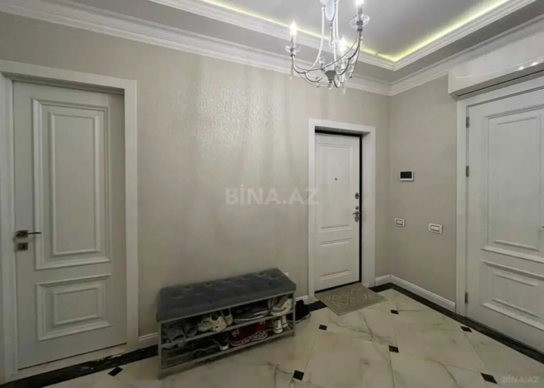 Satılır 4 otaqlı mənzil 130 m²