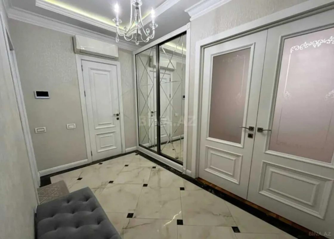 Satılır 4 otaqlı mənzil 130 m²