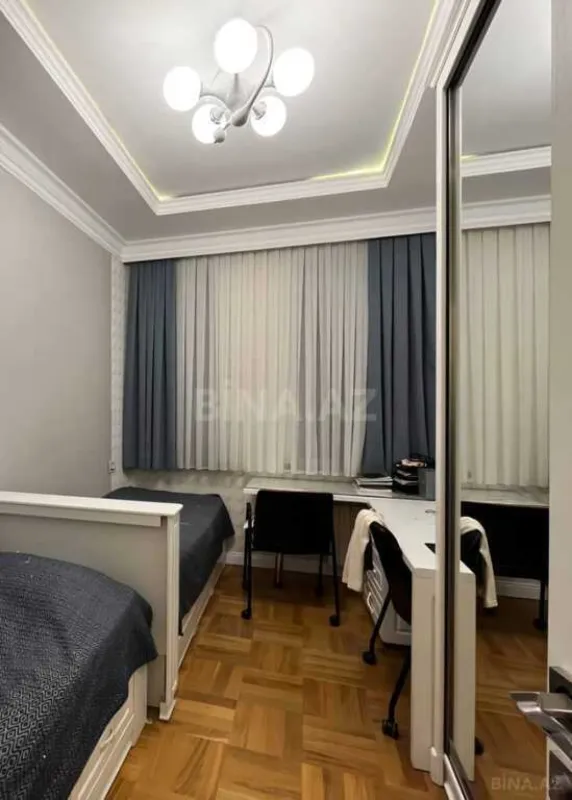 Satılır 4 otaqlı mənzil 130 m²