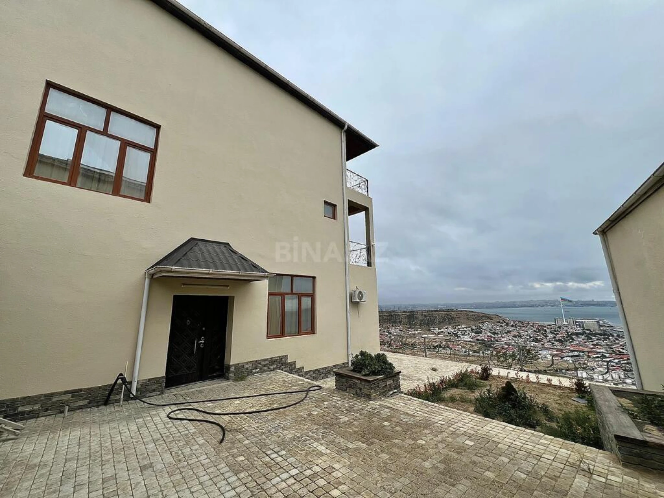 Satılır 6 otaqlı həyət evi 450 m²
