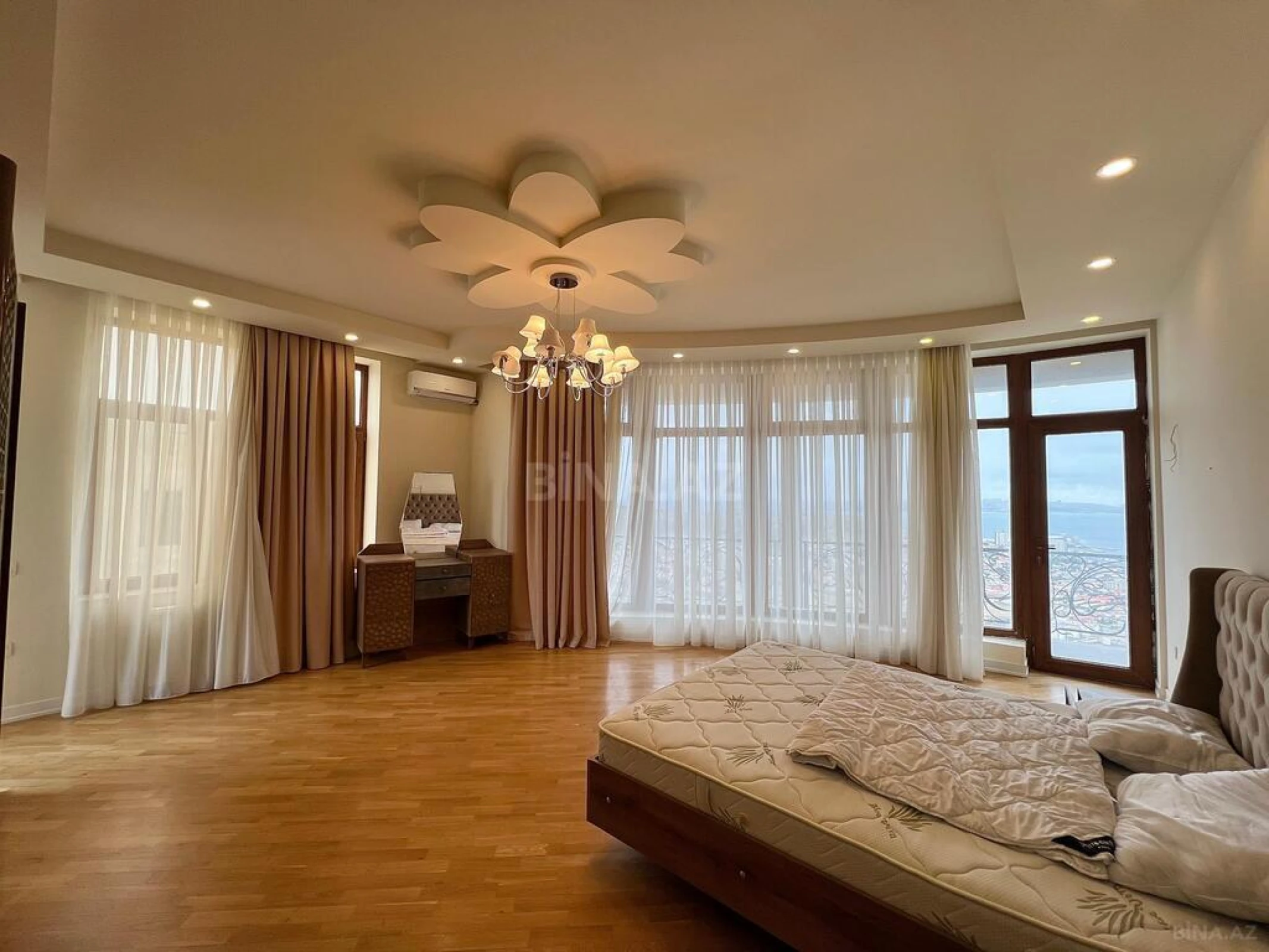 Satılır 6 otaqlı həyət evi 450 m²
