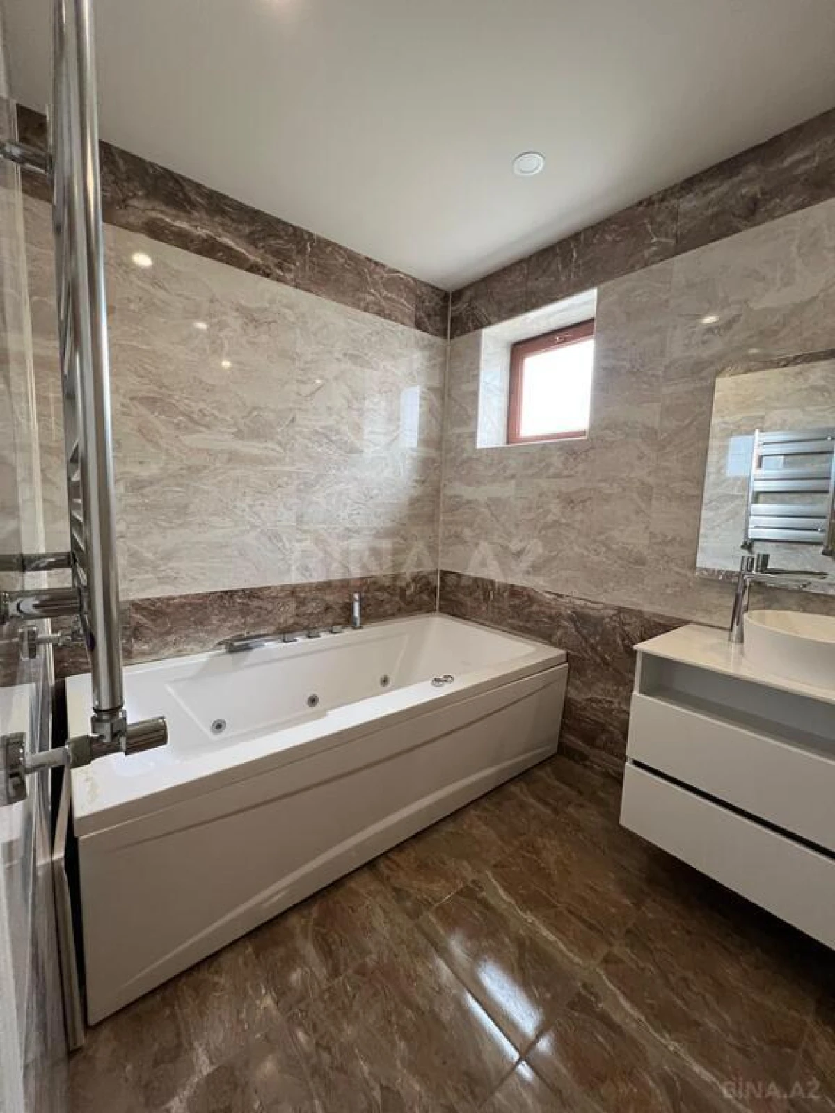 Satılır 6 otaqlı həyət evi 450 m²