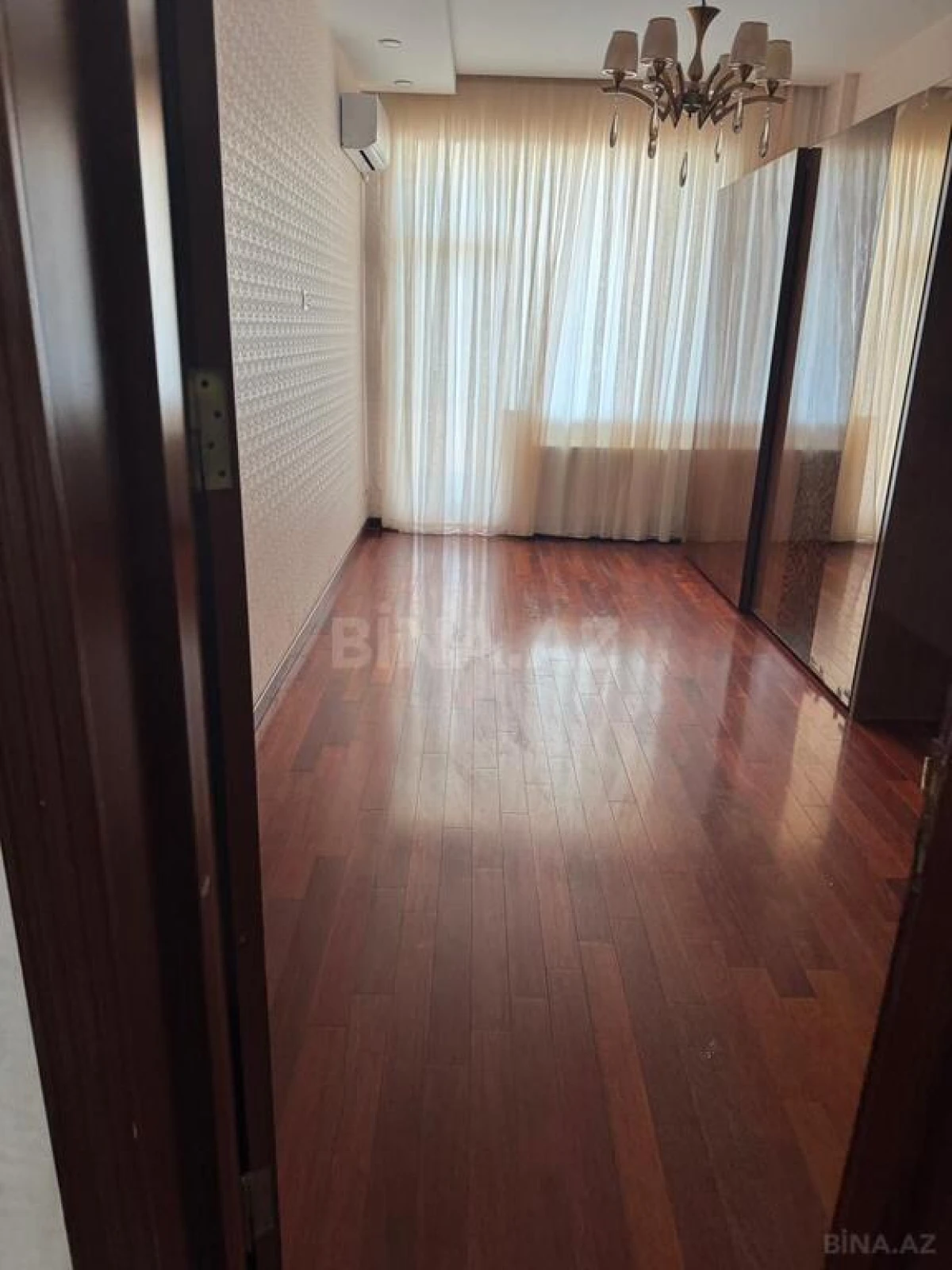 Kirayə verilir 4 otaqlı mənzil 180 m²