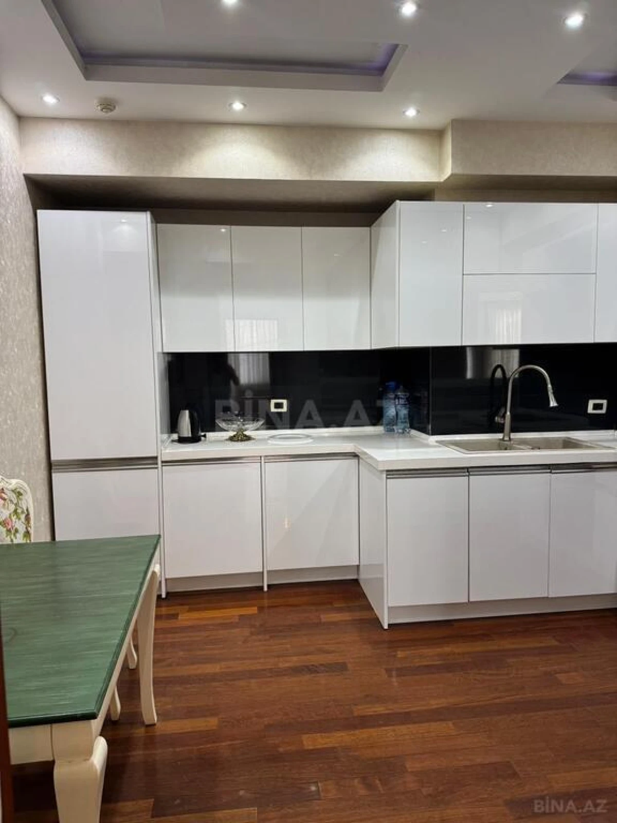 Kirayə verilir 4 otaqlı mənzil 180 m²
