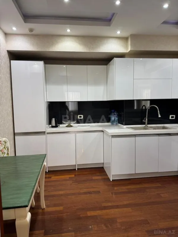 Kirayə verilir 4 otaqlı mənzil 180 m²