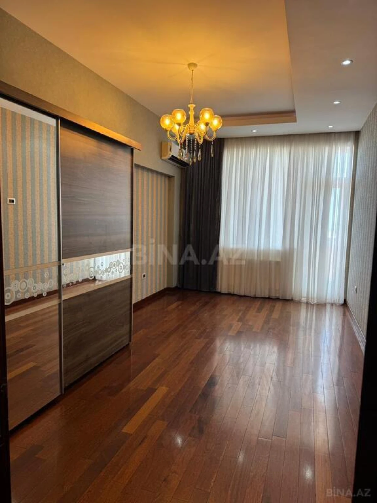 Kirayə verilir 4 otaqlı mənzil 180 m²