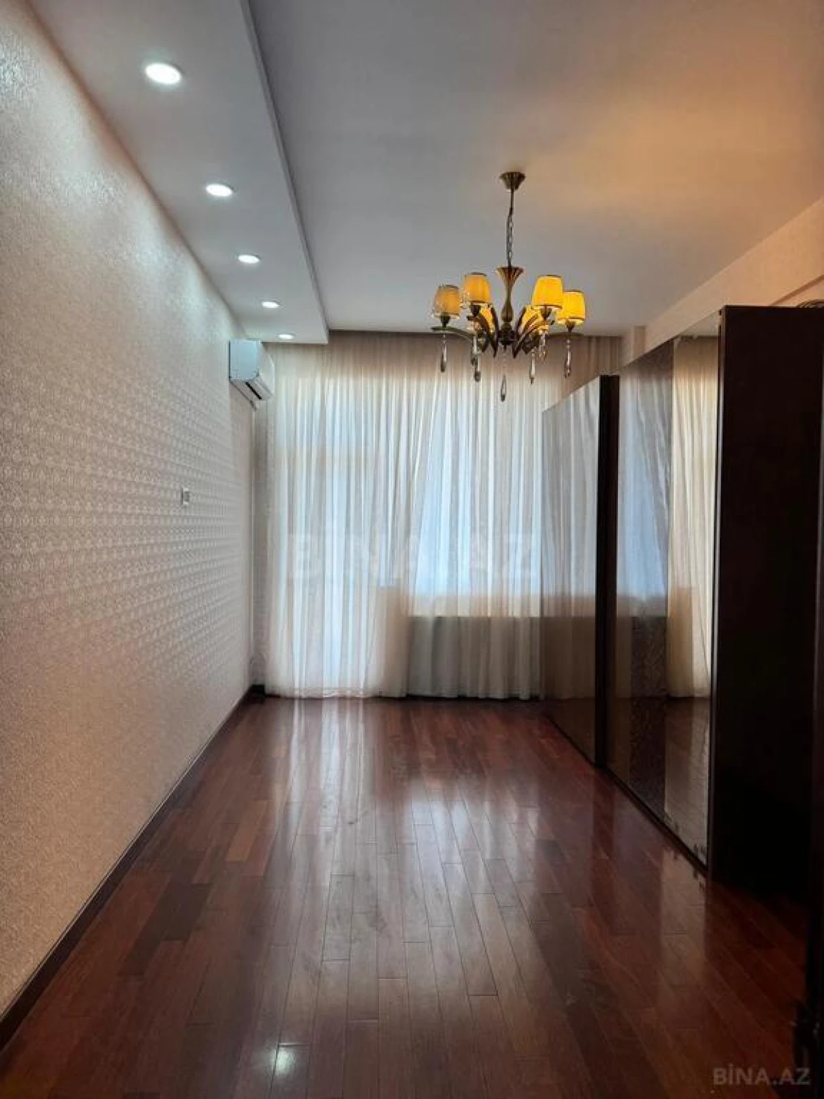 Kirayə verilir 4 otaqlı mənzil 180 m²