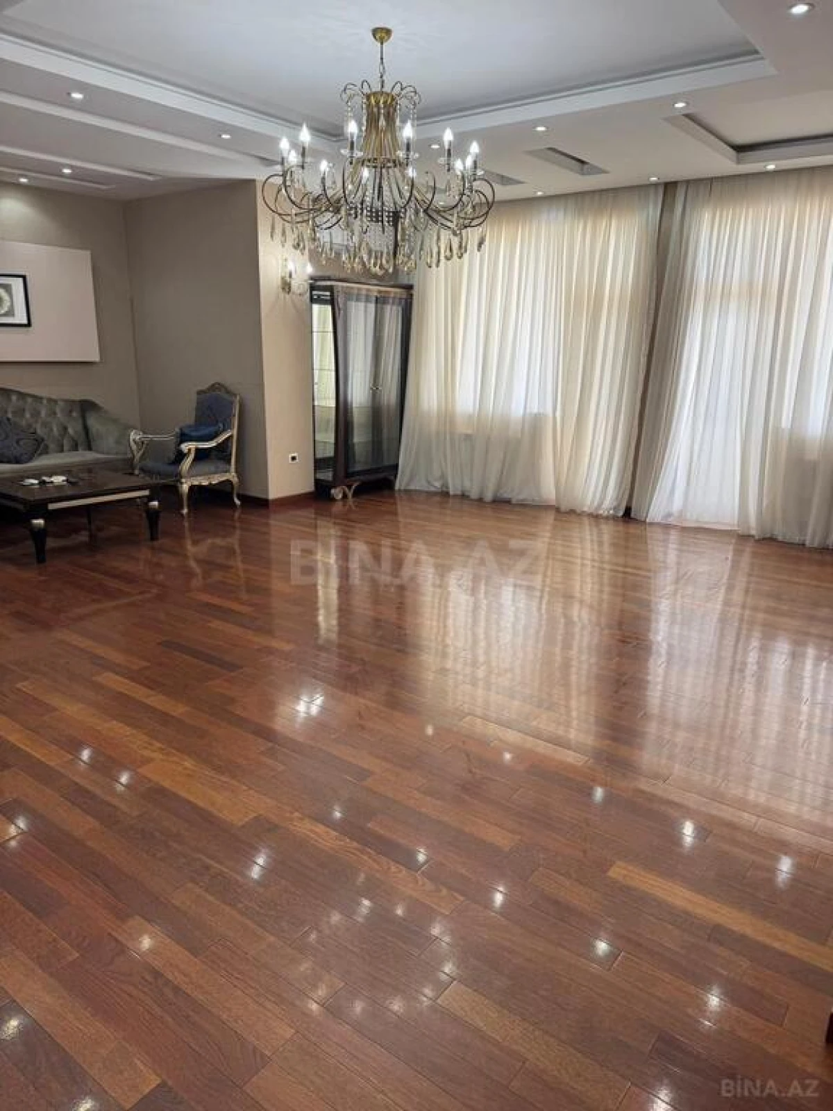 Kirayə verilir 4 otaqlı mənzil 180 m²