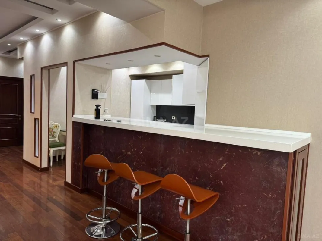 Kirayə verilir 4 otaqlı mənzil 180 m²