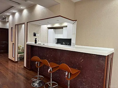 Kirayə verilir 4 otaqlı mənzil 180 m²