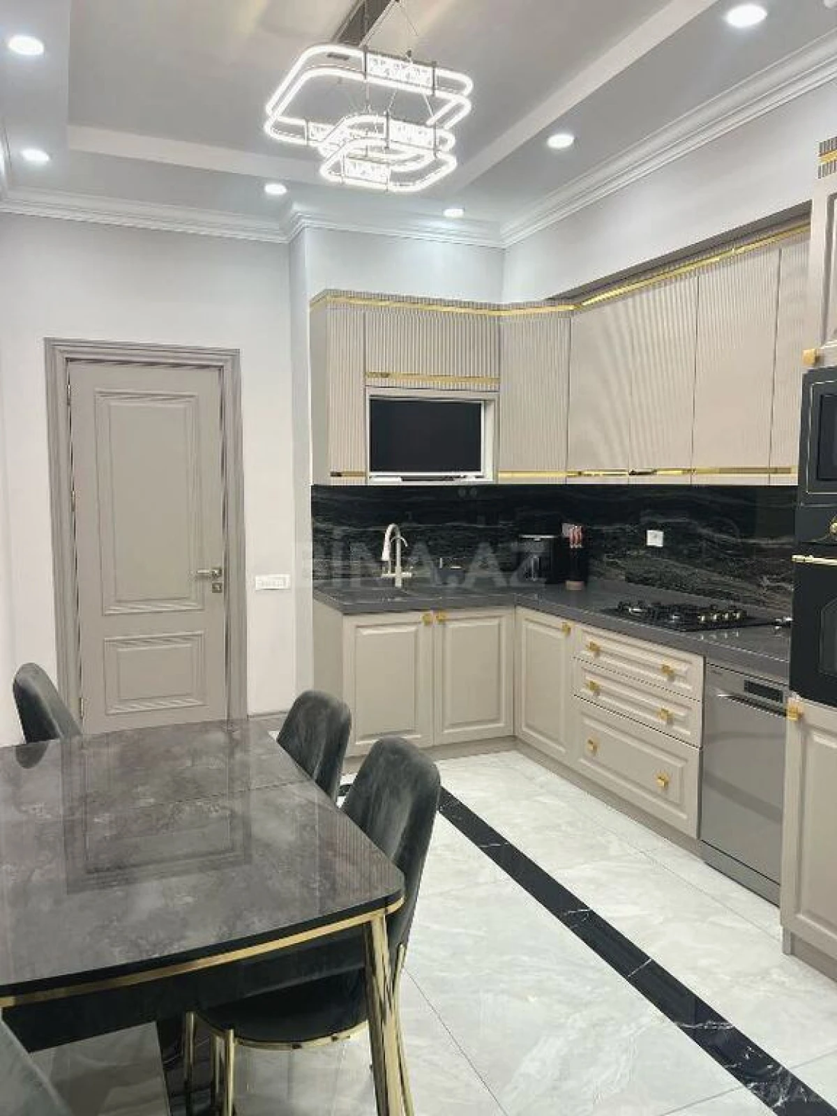 Satılır 3 otaqlı mənzil 135 m²