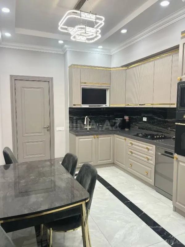 Satılır 3 otaqlı mənzil 135 m²