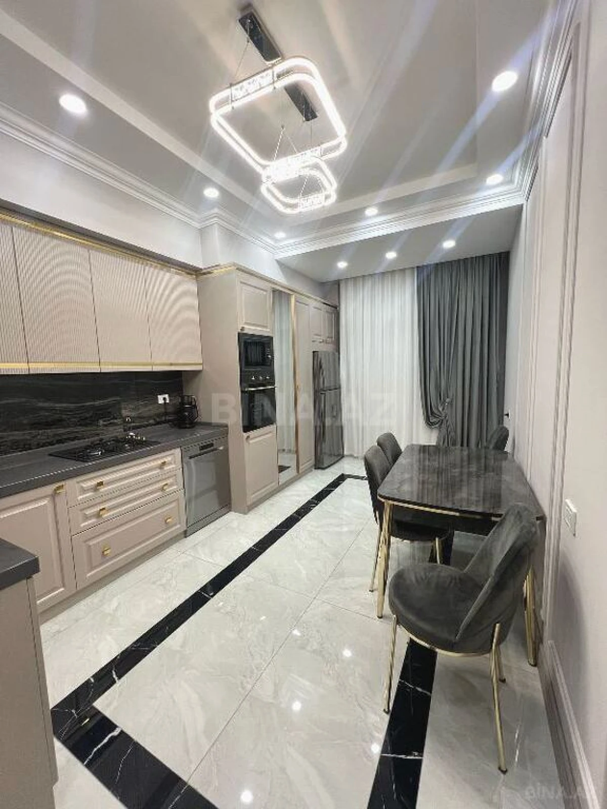 Satılır 3 otaqlı mənzil 135 m²