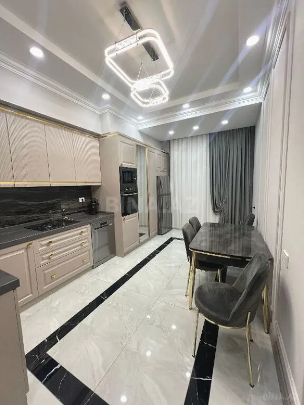 Satılır 3 otaqlı mənzil 135 m²