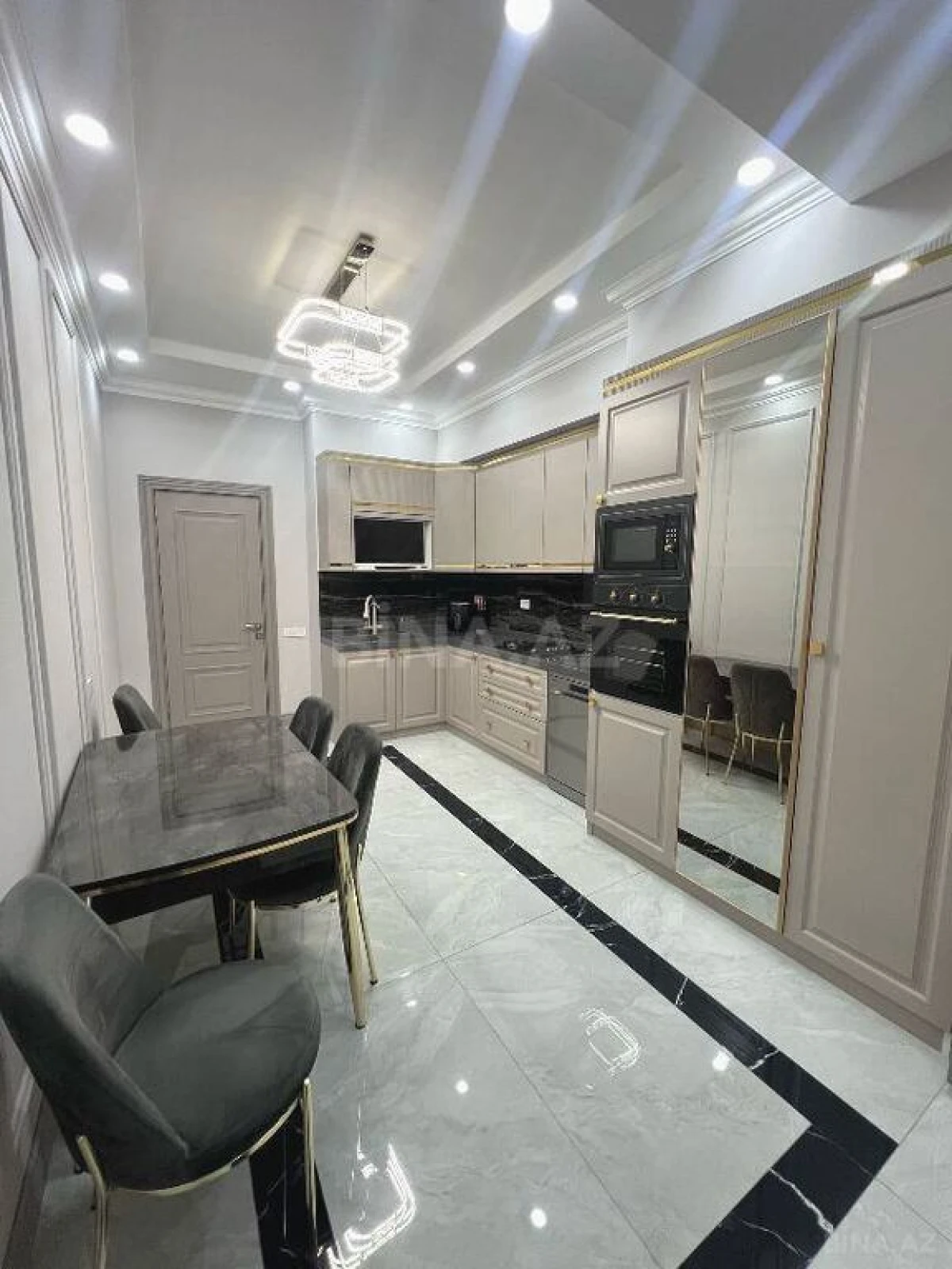 Satılır 3 otaqlı mənzil 135 m²