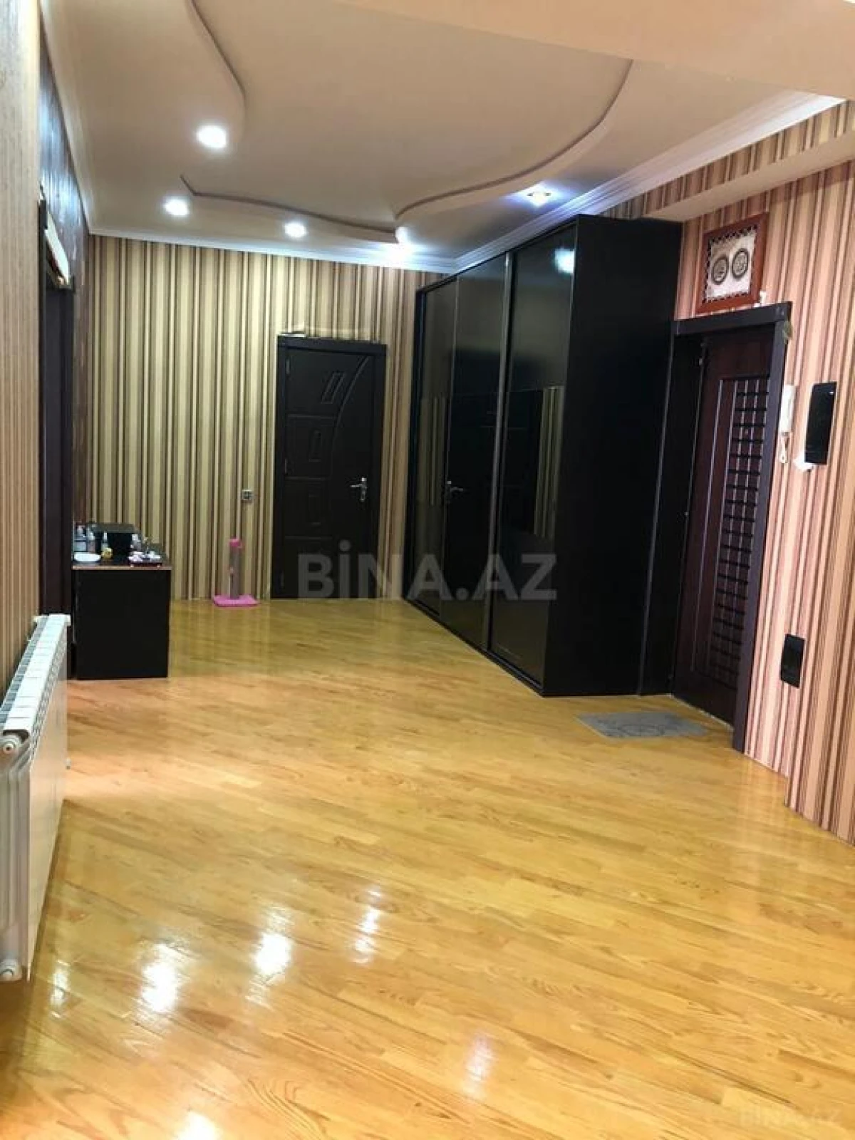 Satılır 3 otaqlı mənzil 118 m²