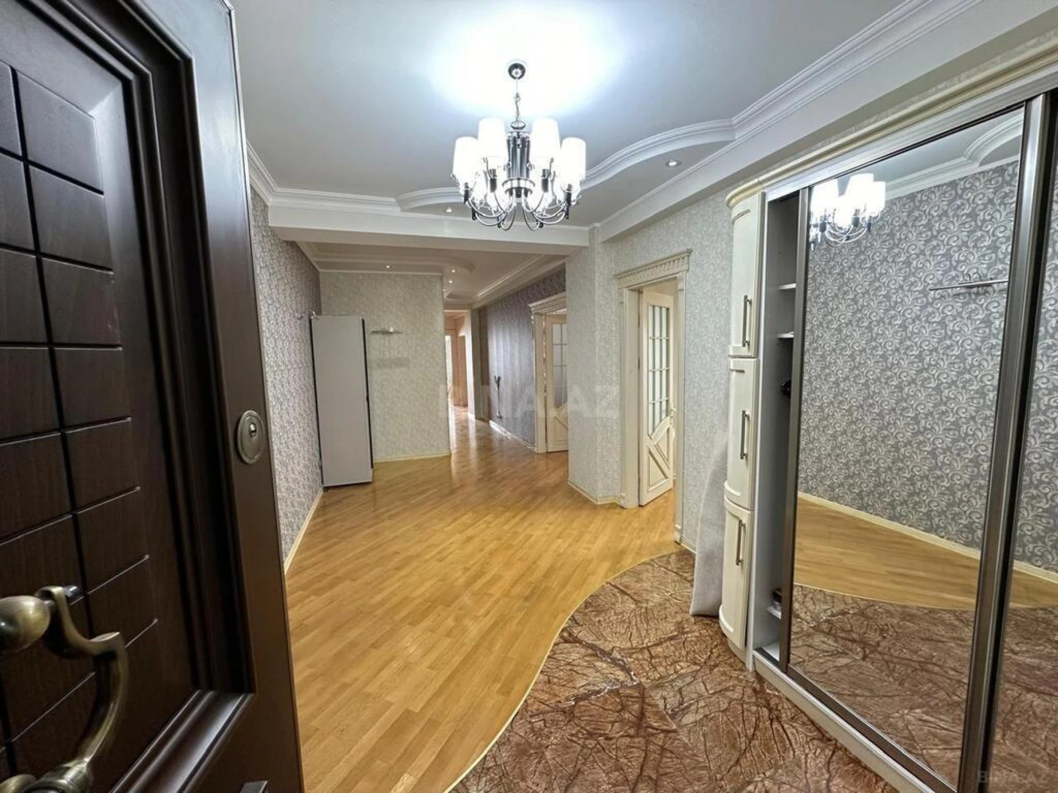 Kirayə verilir 4 otaqlı mənzil 195 m²