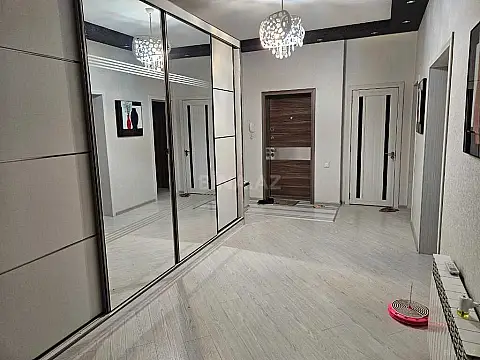 Satılır 3 otaqlı mənzil 122 m²