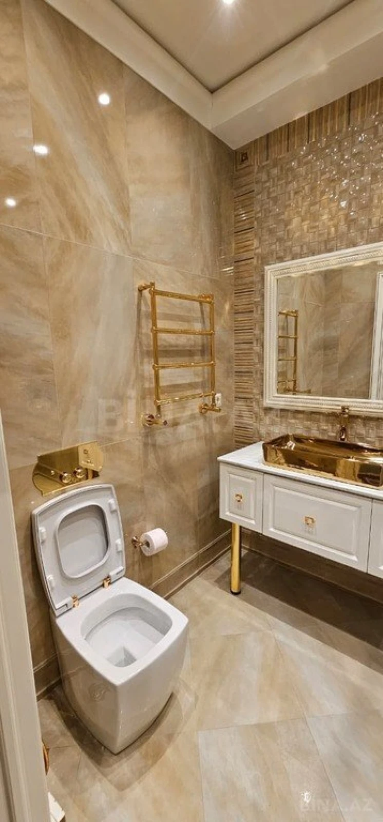 Satılır 4 otaqlı mənzil 205 m²