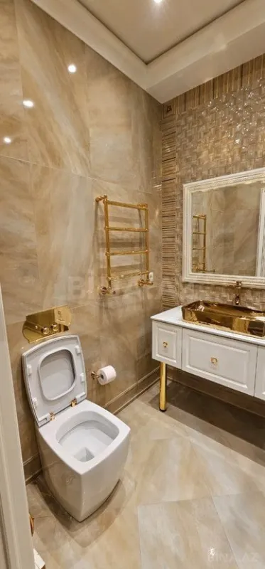 Satılır 4 otaqlı mənzil 205 m²