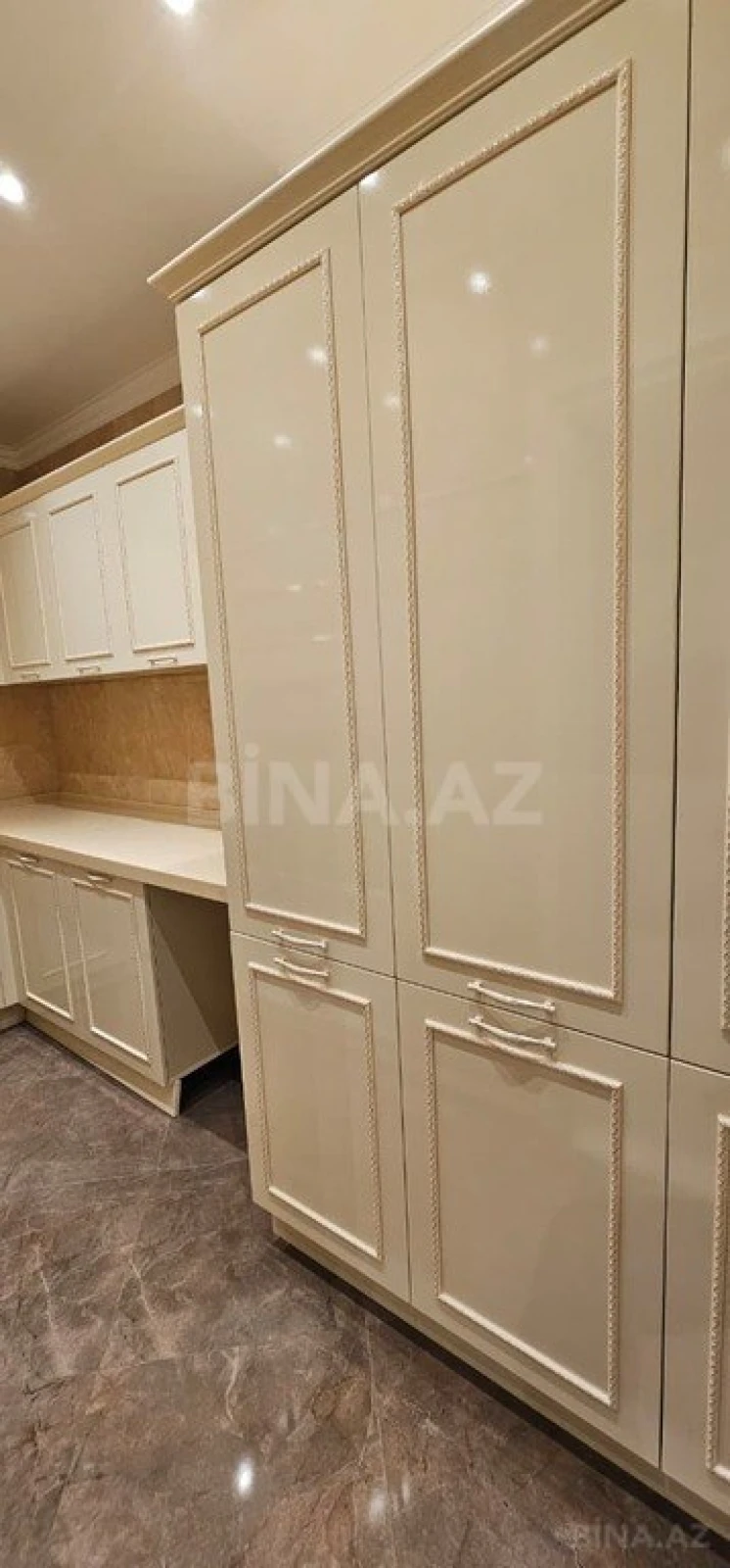 Satılır 4 otaqlı mənzil 205 m²