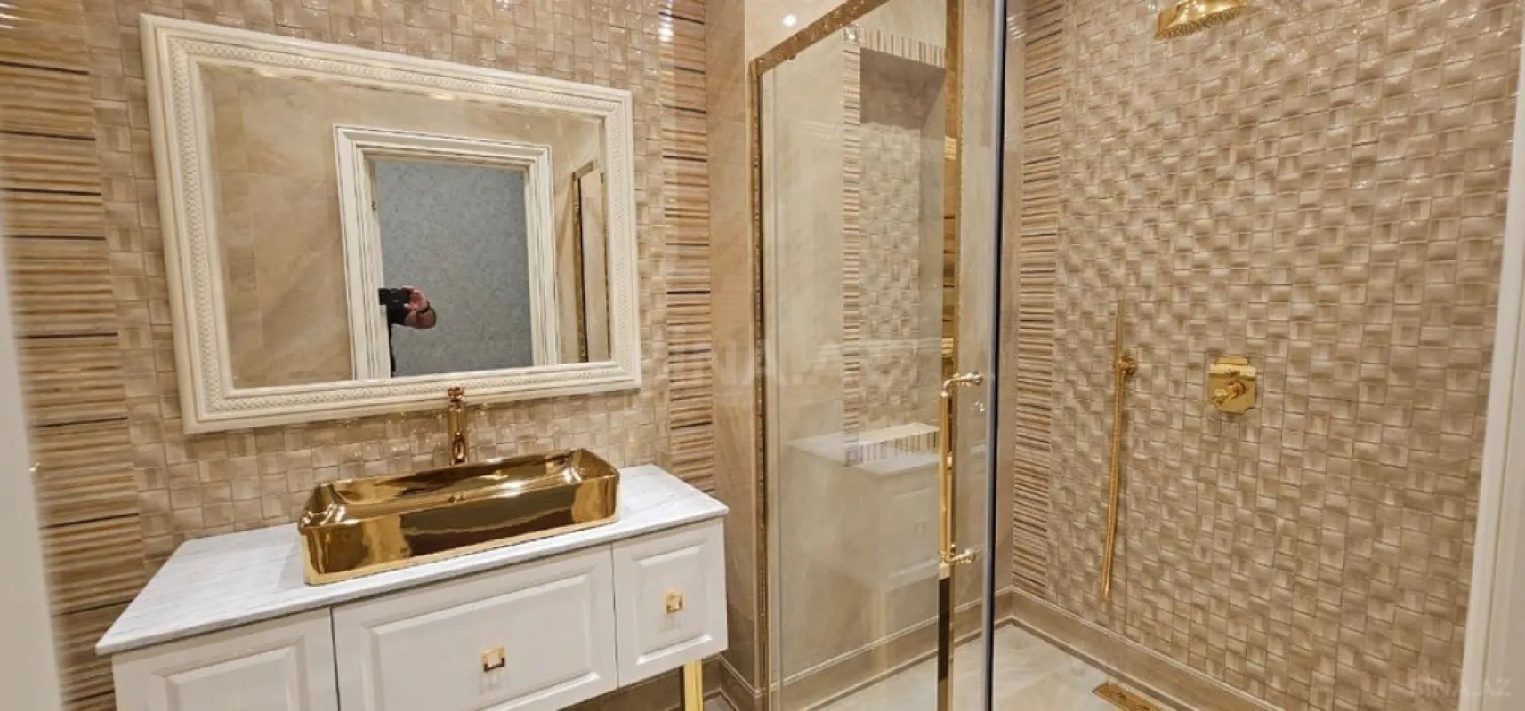 Satılır 4 otaqlı mənzil 205 m²