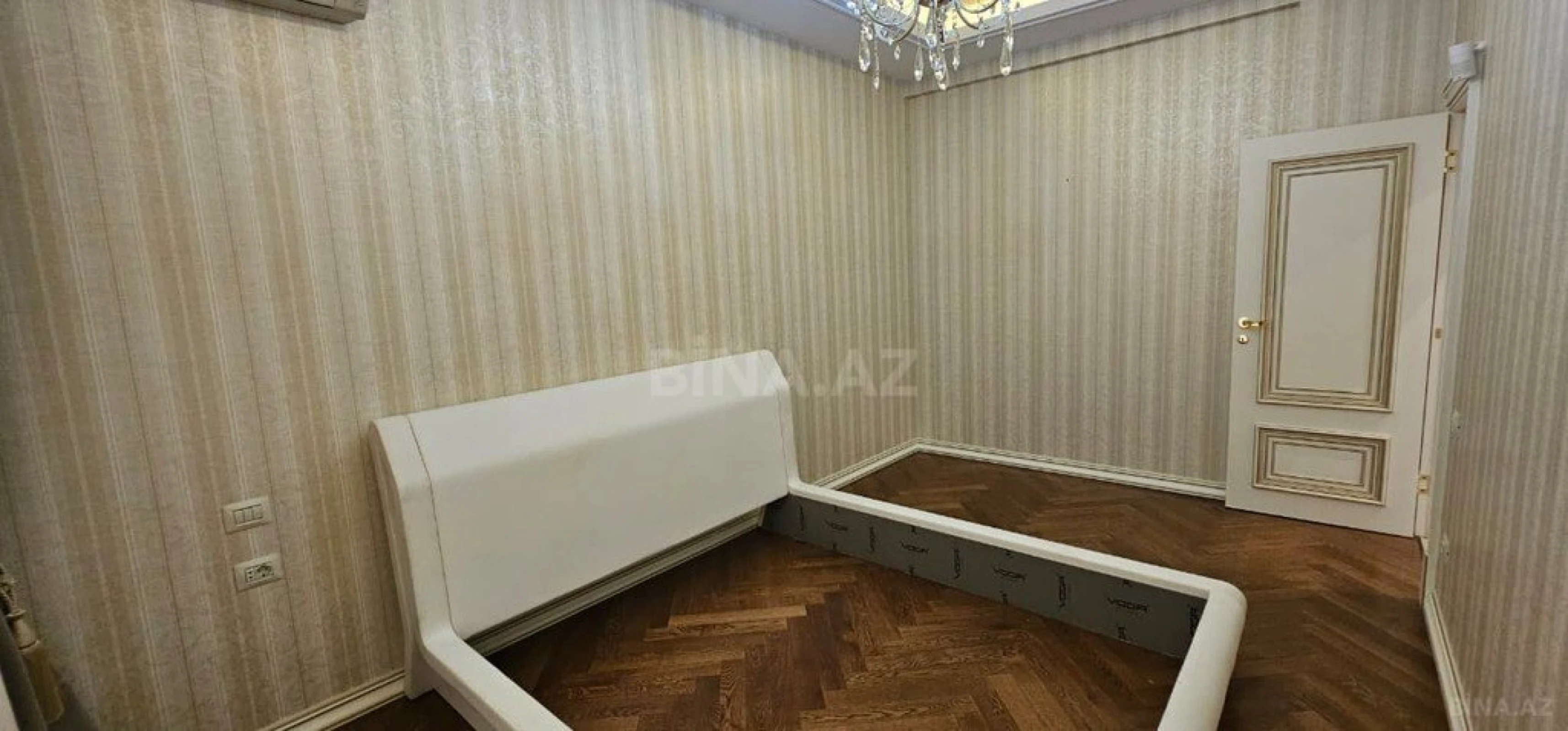 Satılır 4 otaqlı mənzil 205 m²