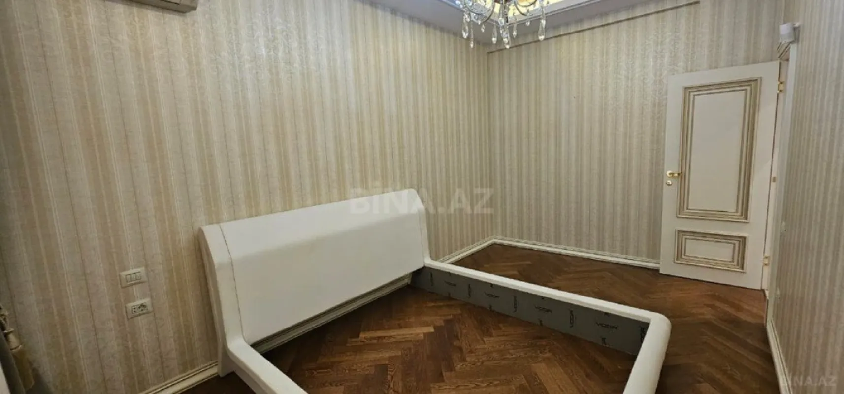 Satılır 4 otaqlı mənzil 205 m²