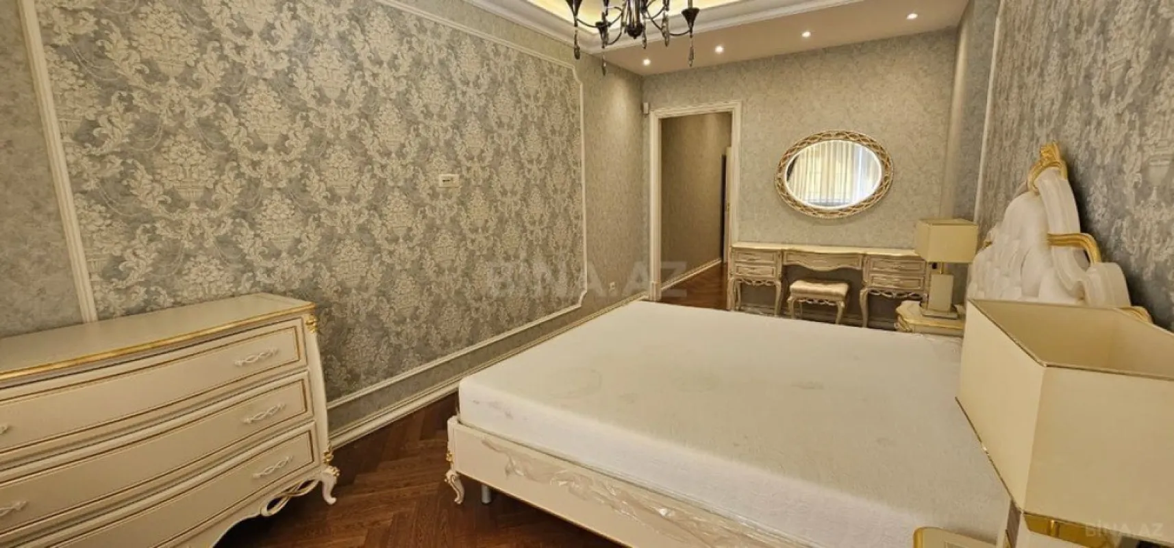 Satılır 4 otaqlı mənzil 205 m²