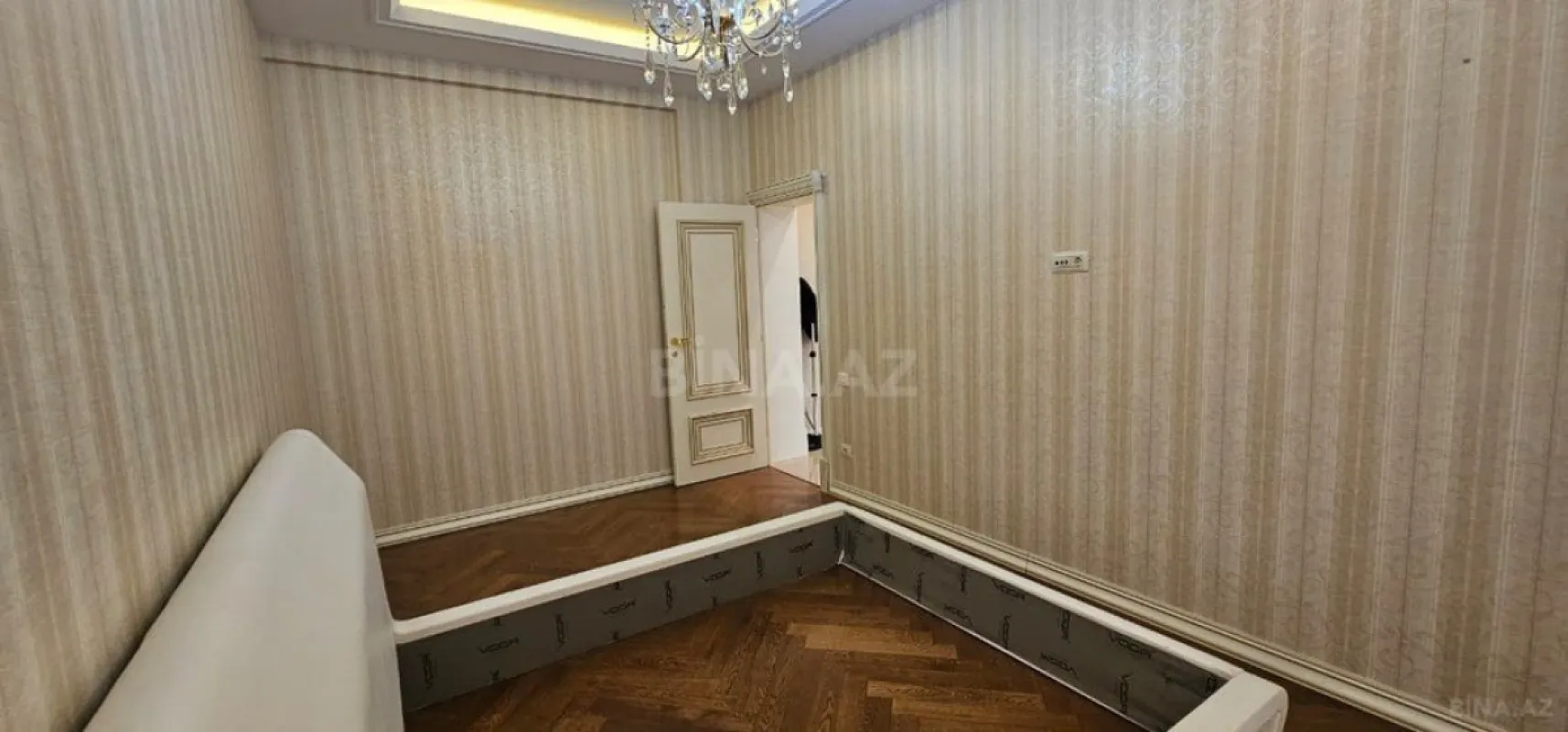 Satılır 4 otaqlı mənzil 205 m²