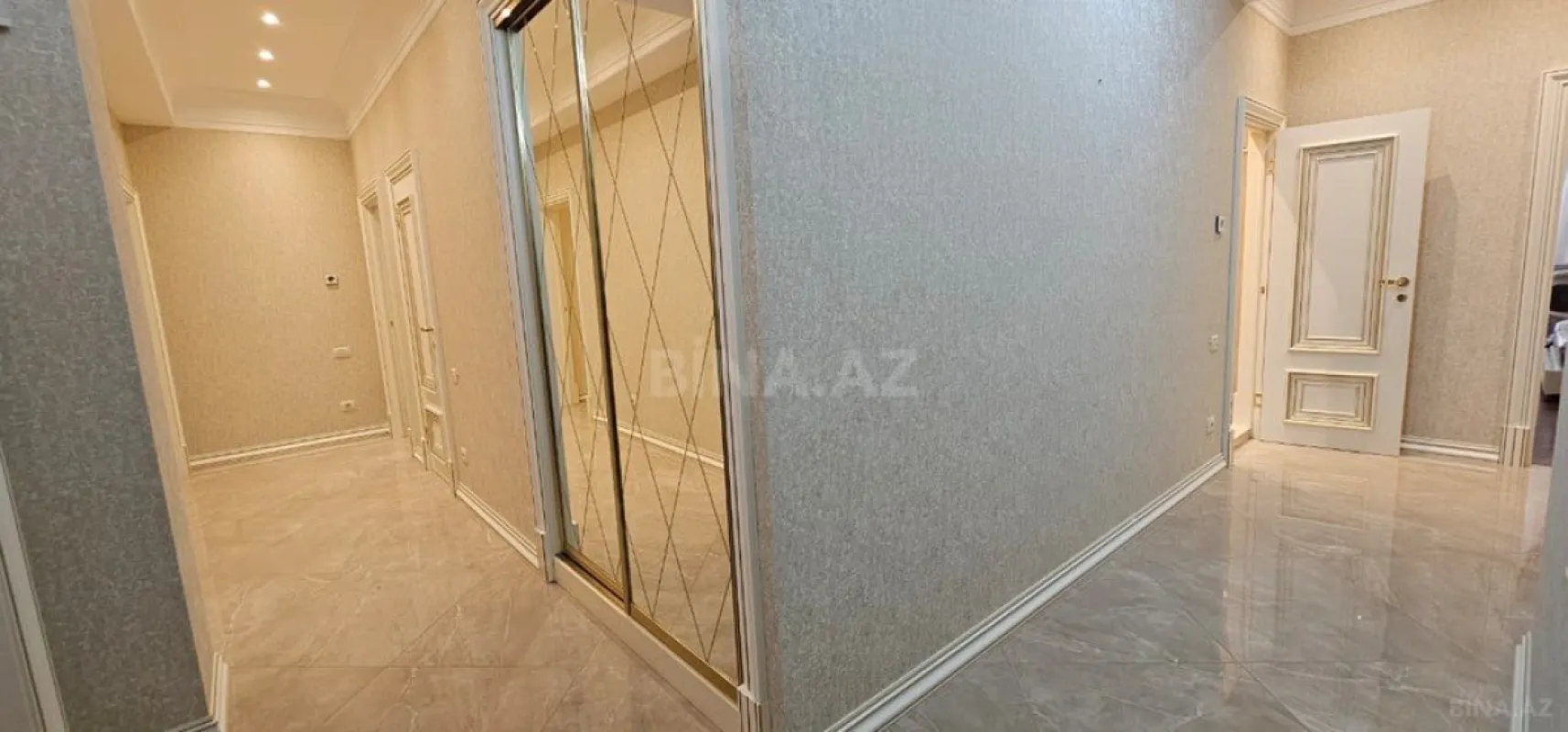 Satılır 4 otaqlı mənzil 205 m²