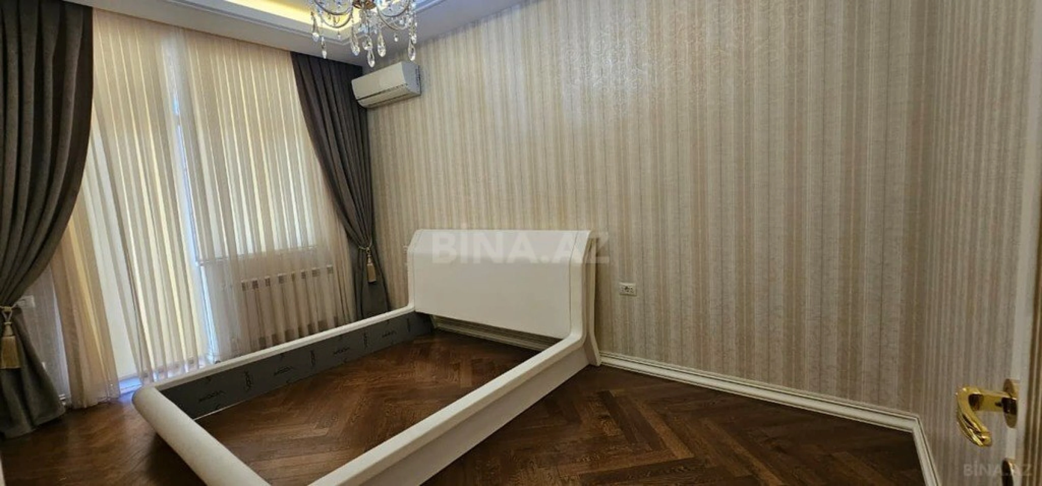 Satılır 4 otaqlı mənzil 205 m²