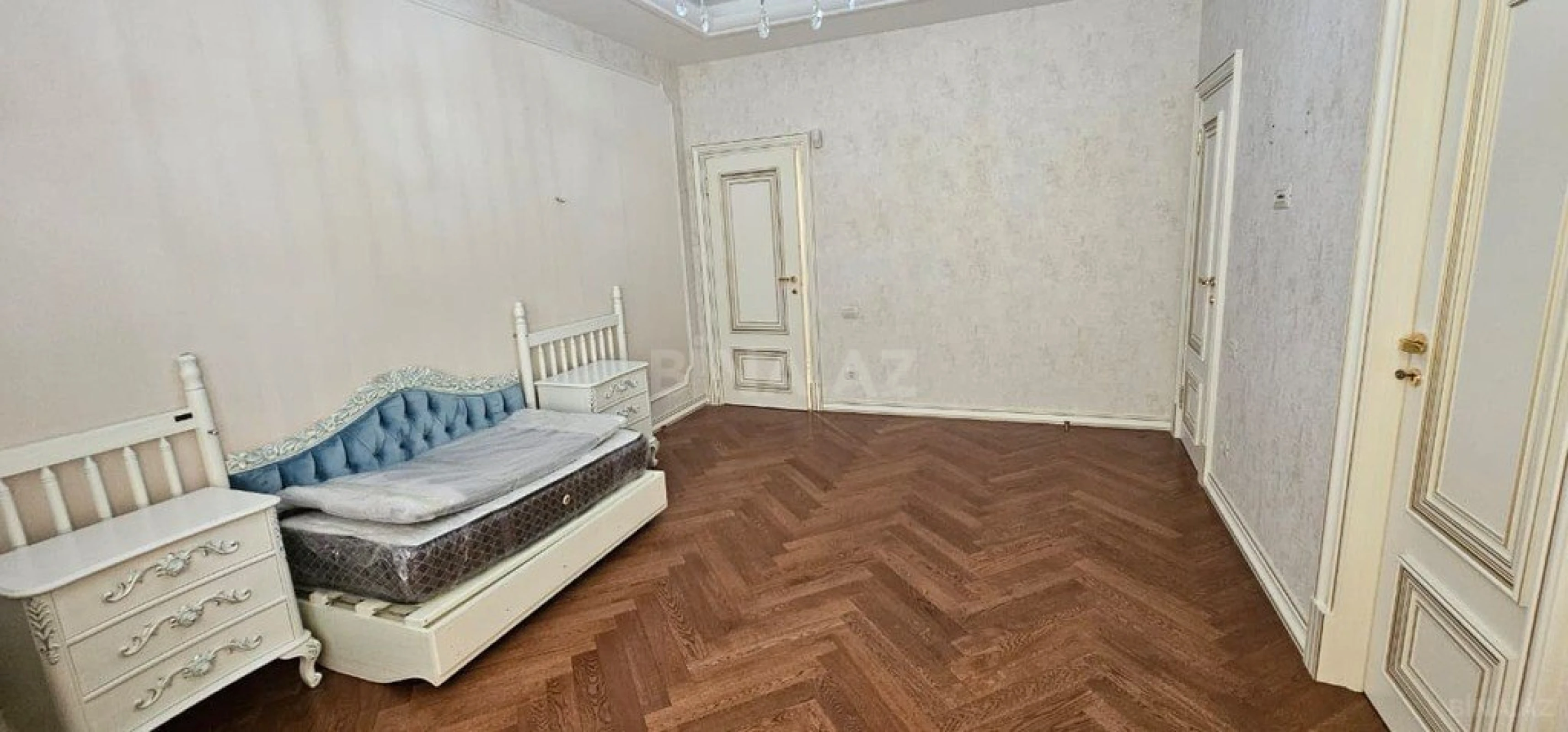 Satılır 4 otaqlı mənzil 205 m²