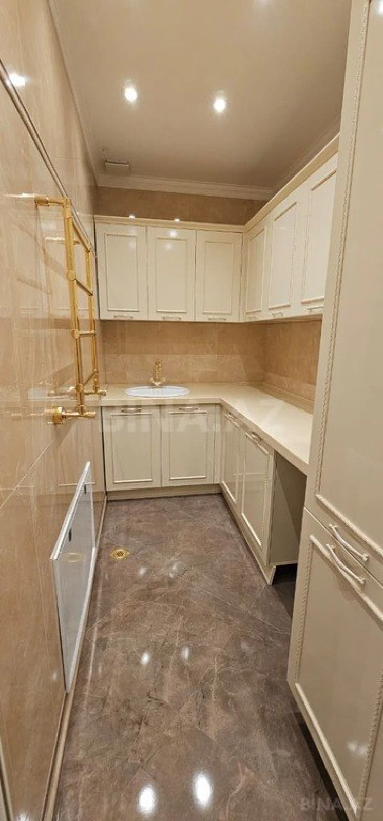 Satılır 4 otaqlı mənzil 205 m²