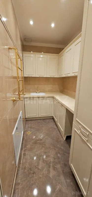 Satılır 4 otaqlı mənzil 205 m²