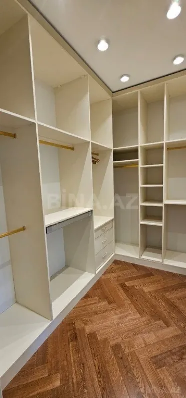 Satılır 4 otaqlı mənzil 205 m²