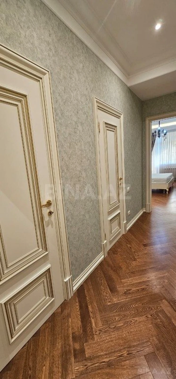 Satılır 4 otaqlı mənzil 205 m²