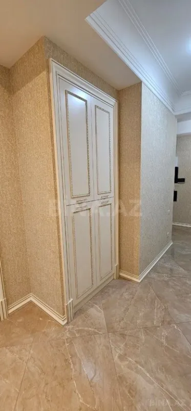 Satılır 4 otaqlı mənzil 205 m²