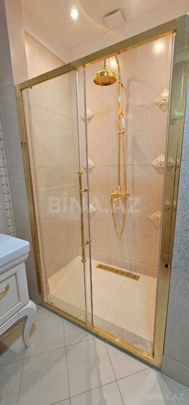 Satılır 4 otaqlı mənzil 205 m²