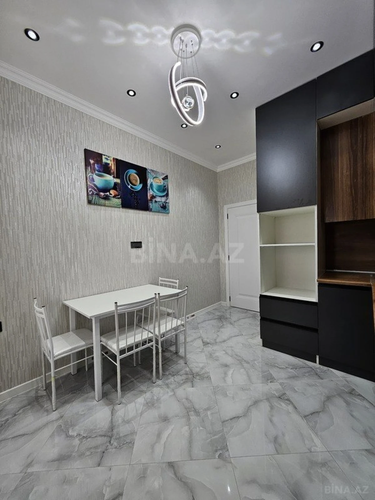 Satılır 4 otaqlı mənzil 122 m²