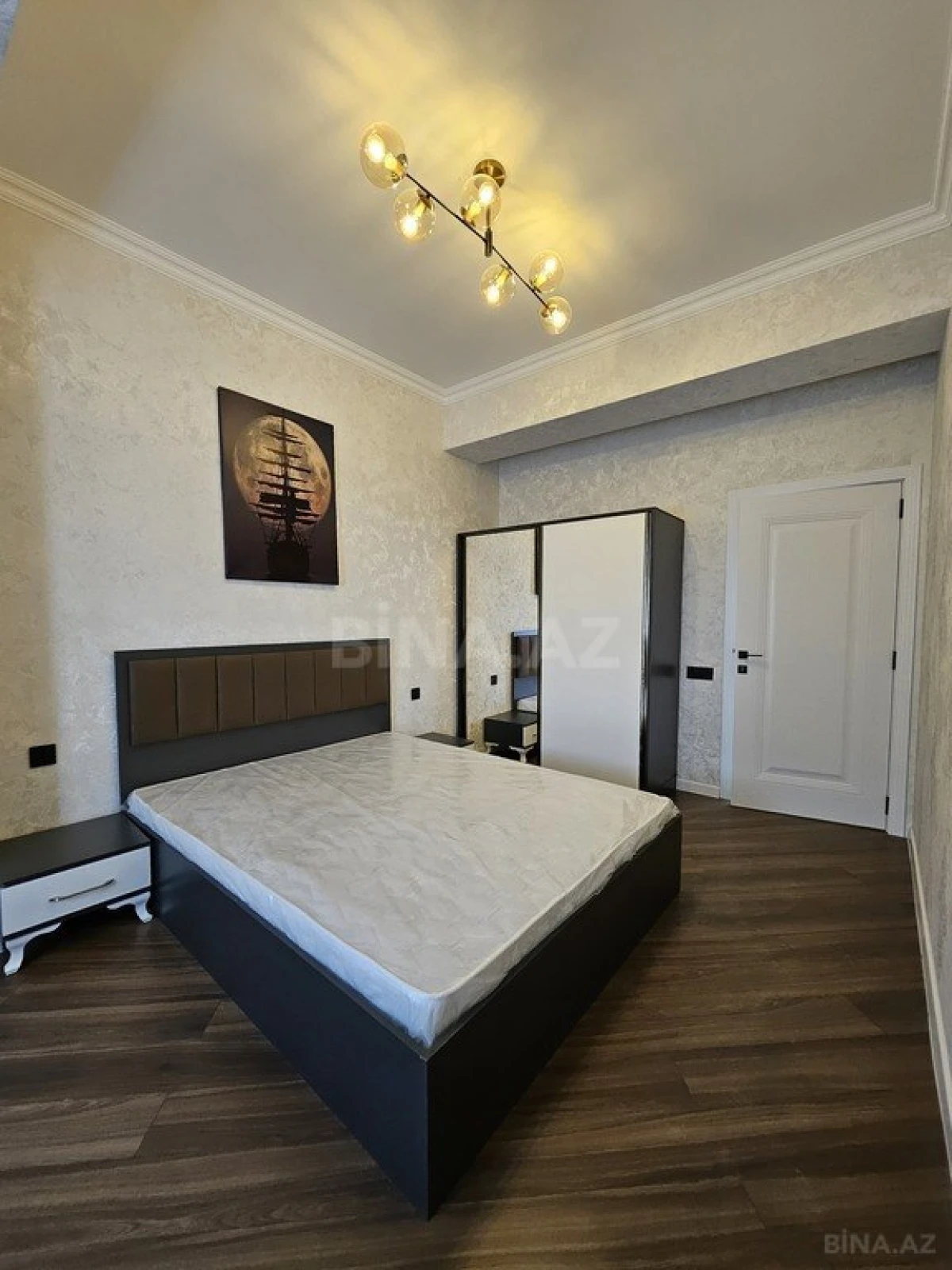 Satılır 4 otaqlı mənzil 122 m²