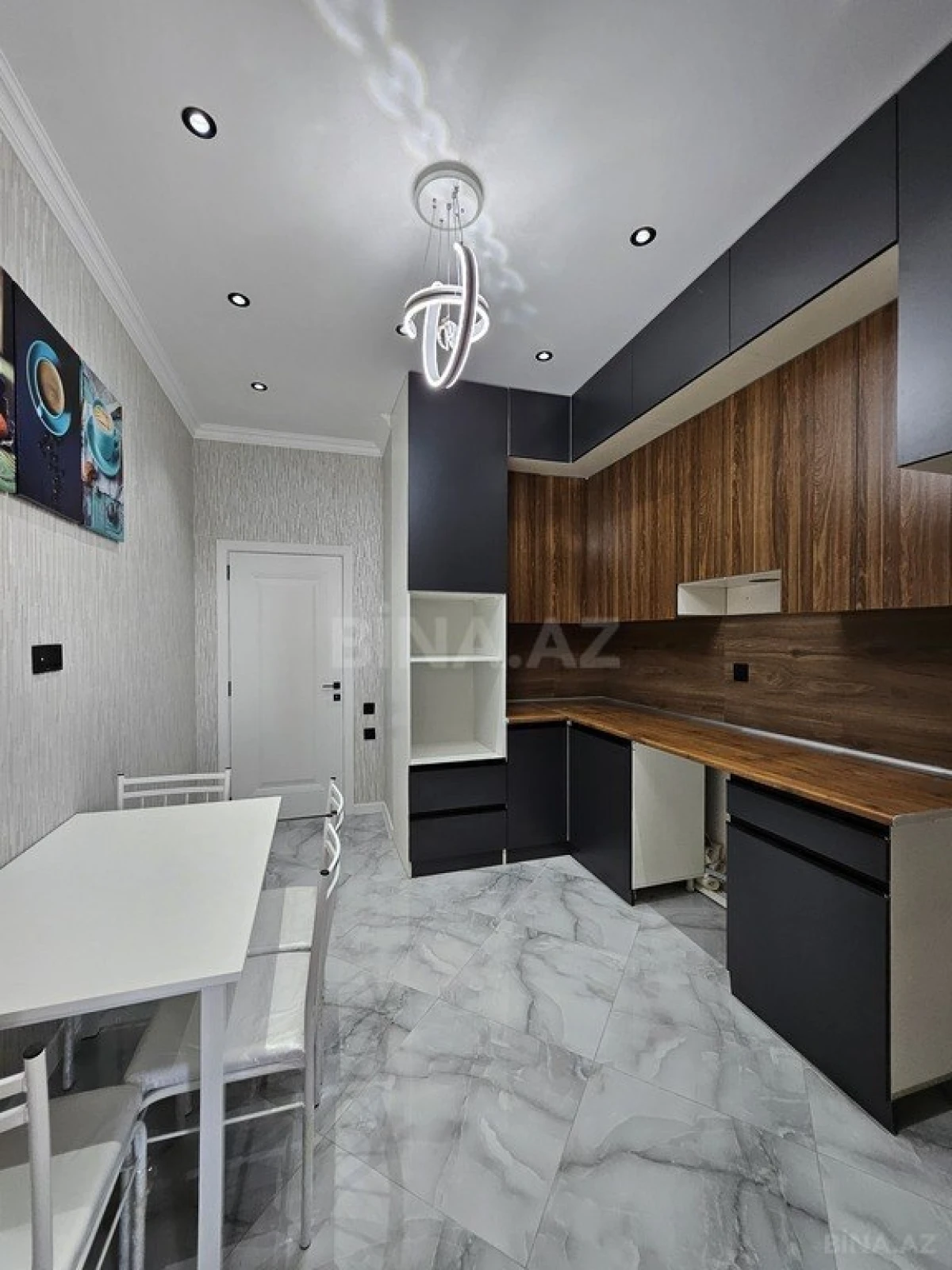 Satılır 4 otaqlı mənzil 122 m²