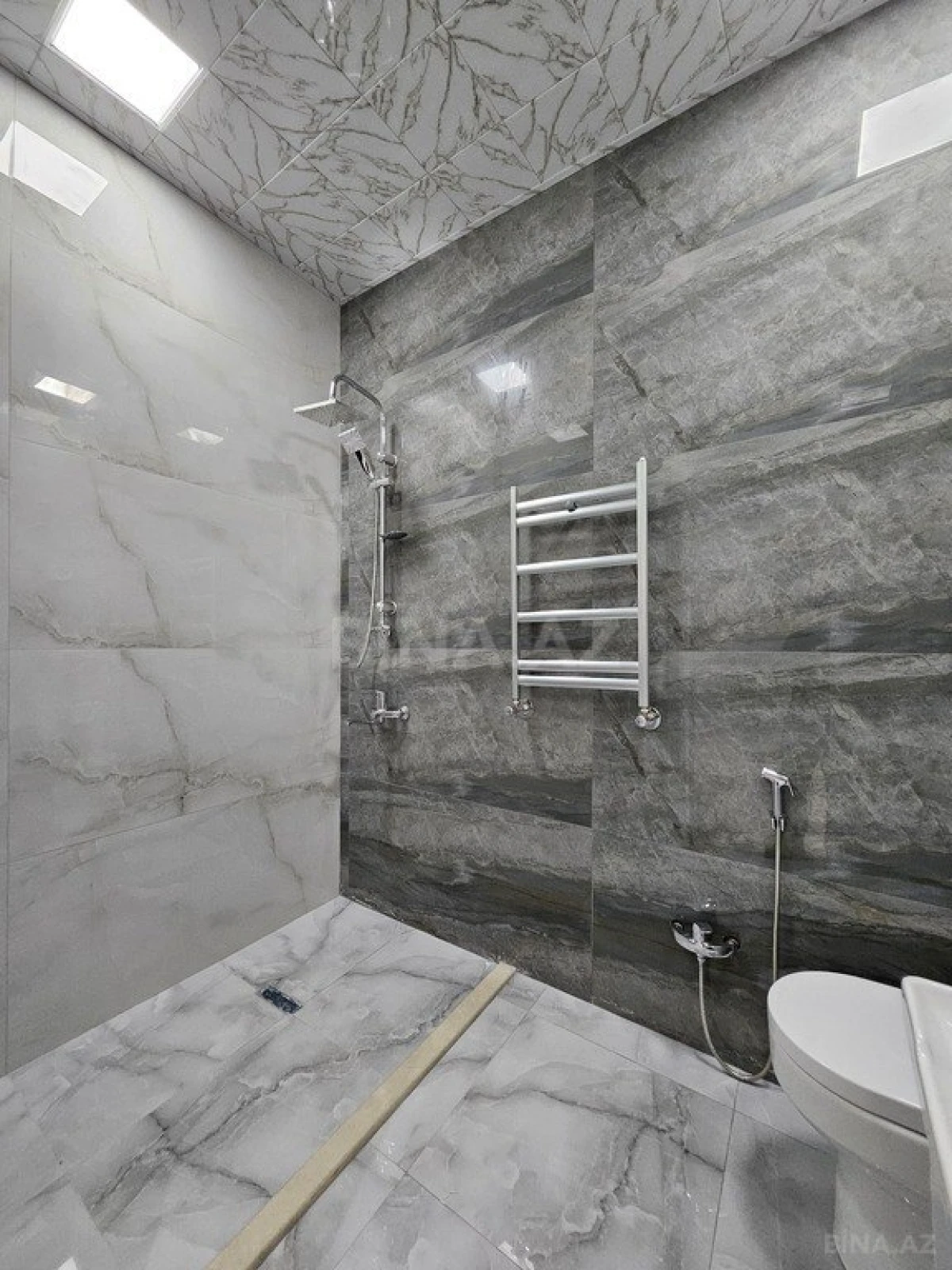 Satılır 4 otaqlı mənzil 122 m²