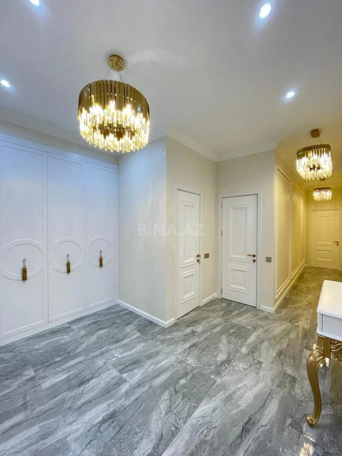 Satılır 3 otaqlı mənzil 129 m²