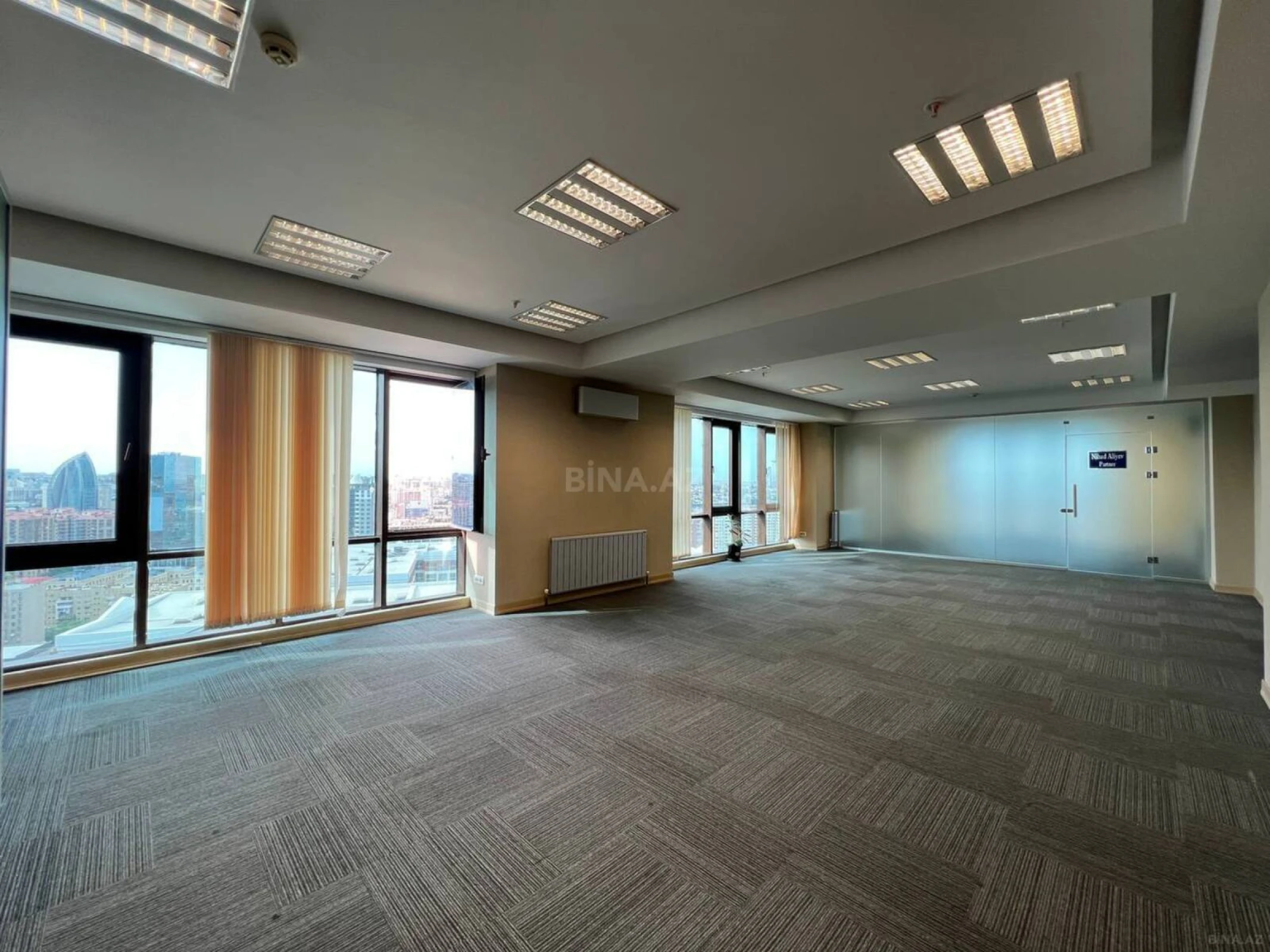 Satılır 6 otaqlı ofis 272 m²